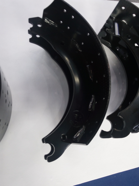 أحذية الفرامل طويلة الأمد مقطورة أجزاء المحور بطانة الفرامل 